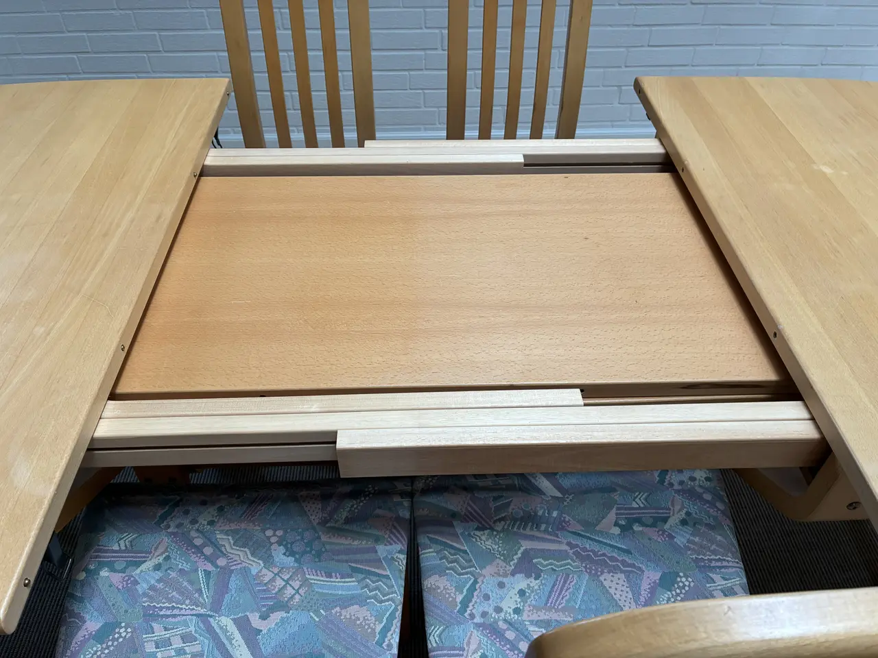 Billede 2 - Spisebord m/6 stole lakeret bøg