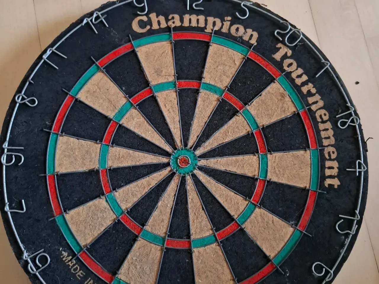 Billede 3 - Dartskive med historie sælges.