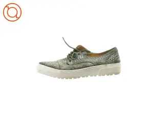 Sneakers med nitter fra R and BE (Str. 37)