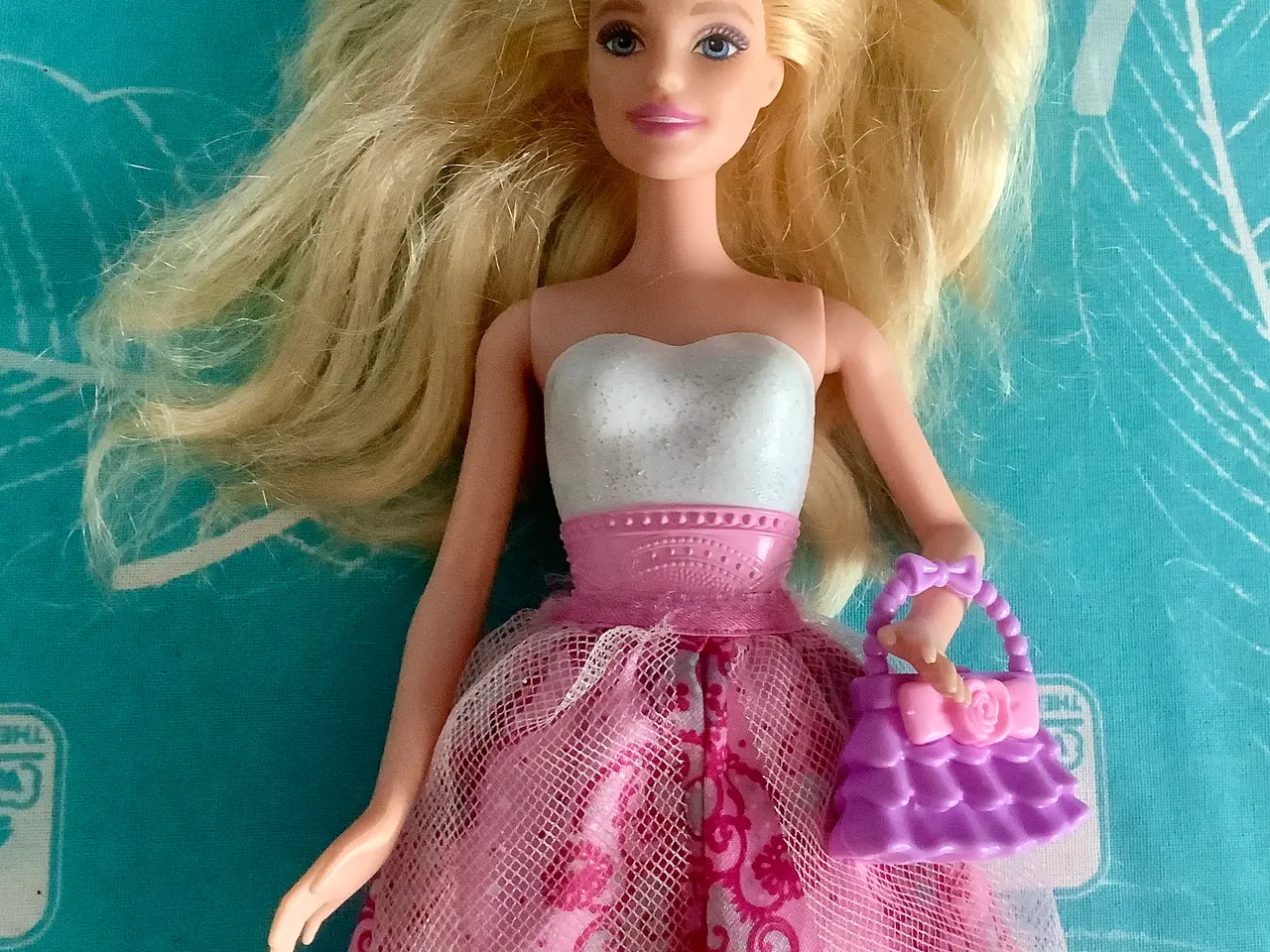 Billede 1 - Barbie med 3 nederdele og taske.