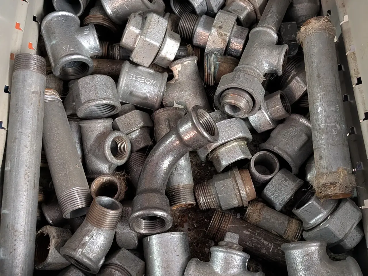 Billede 1 - Blandede fittings, mest galvaniseret.