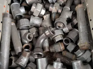 Blandede fittings, mest galvaniseret.