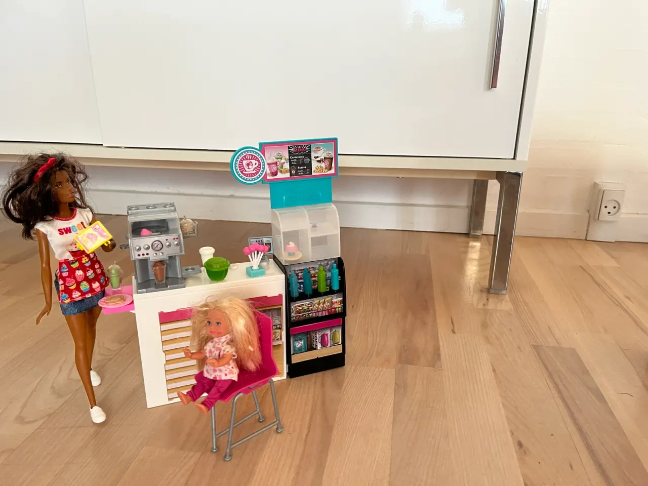 Billede 13 - Barbie  - diverse dukker, tøj og møbler 