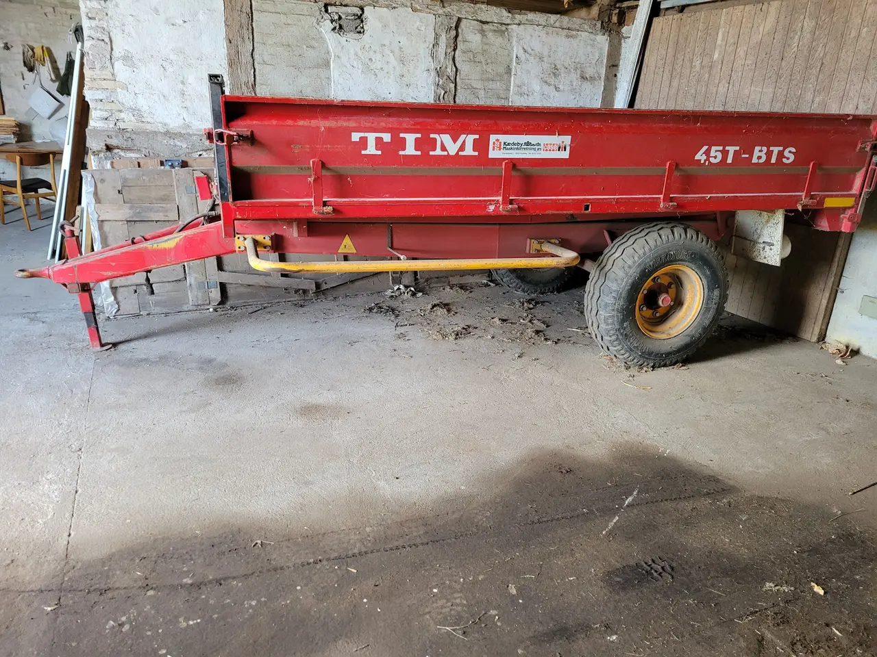 Billede 15 - Traktor IH 685 XL  – påhængsvogn og redskaber