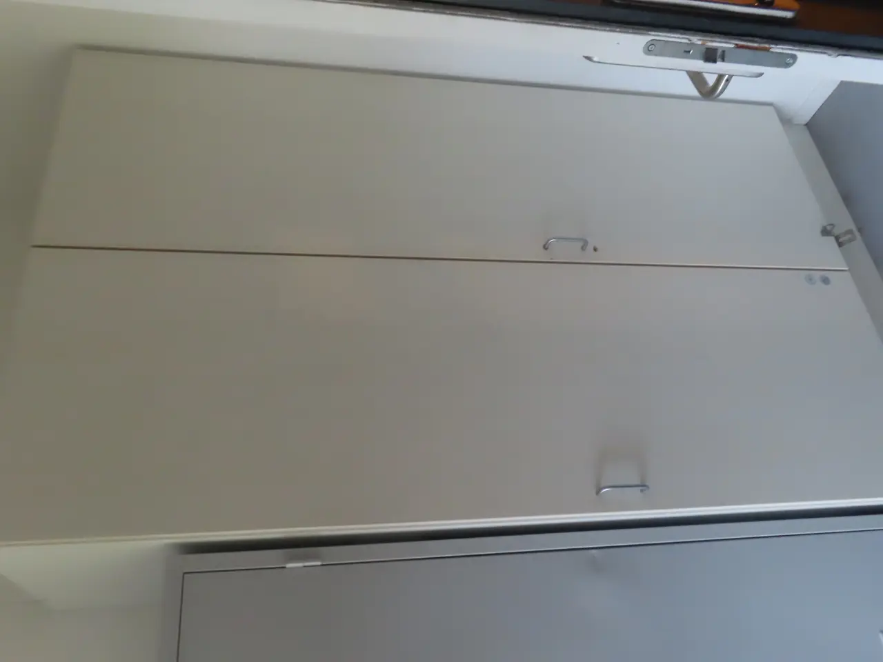 Billede 4 - Indhold på værelse af bord, seng, skab mv.