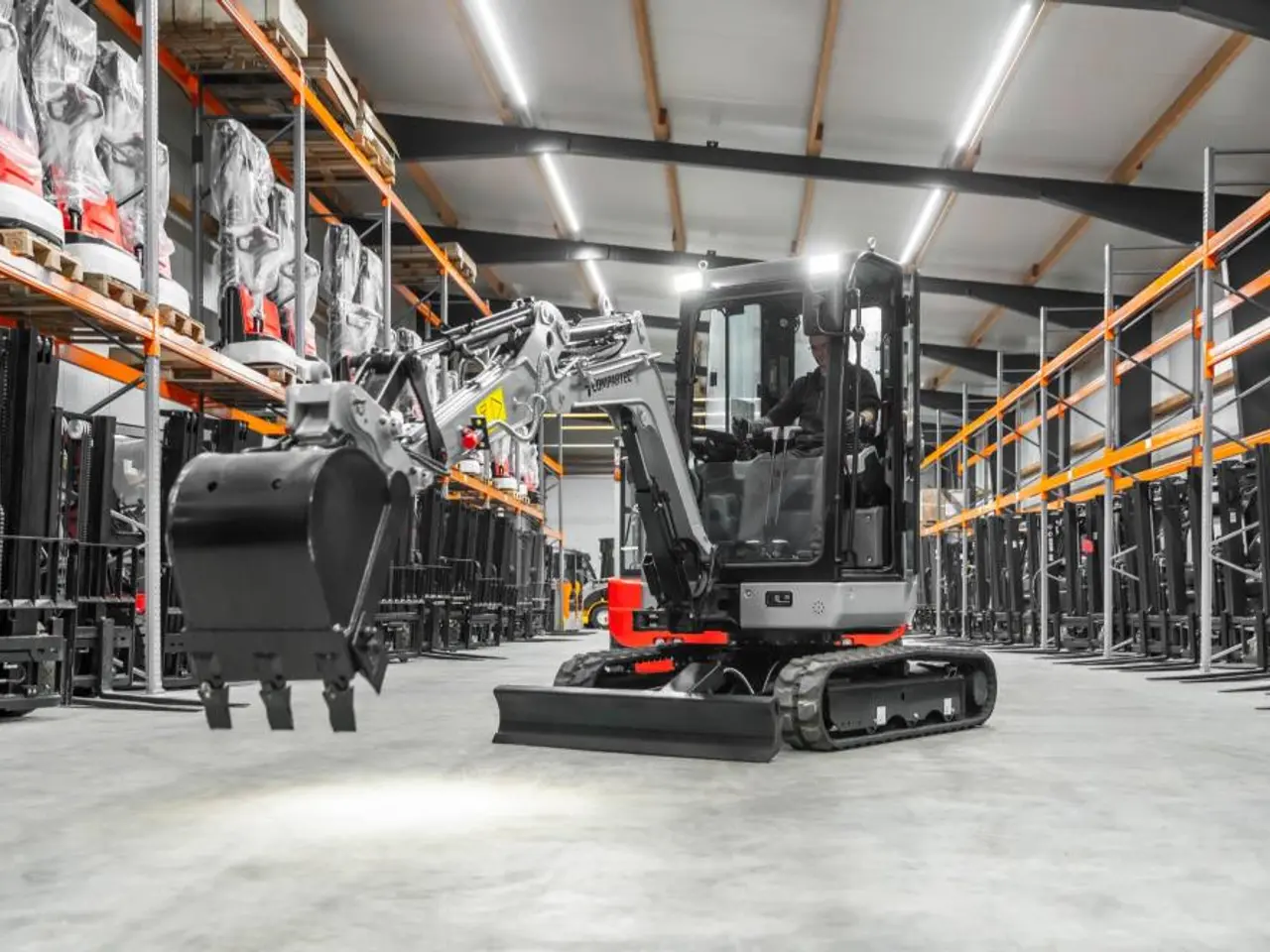Billede 3 - Bobmaster Ultimate diesel minigraver - 2,7 tons med drejearm og joystick, inkl. skovlsæt