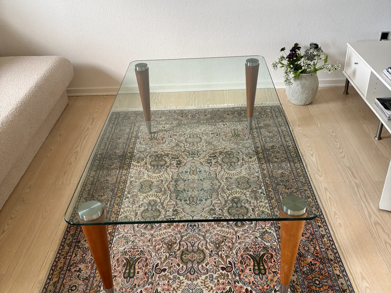 Billede 2 - Elegant glas sofabord med fine massive træben.