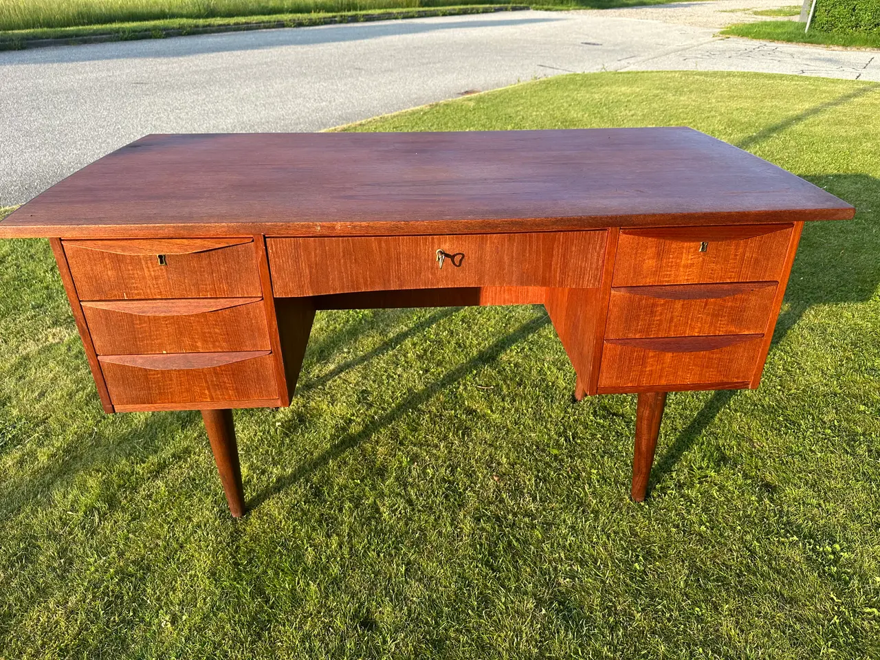 Billede 1 - Skrivebord, teaktræ m. skuffer