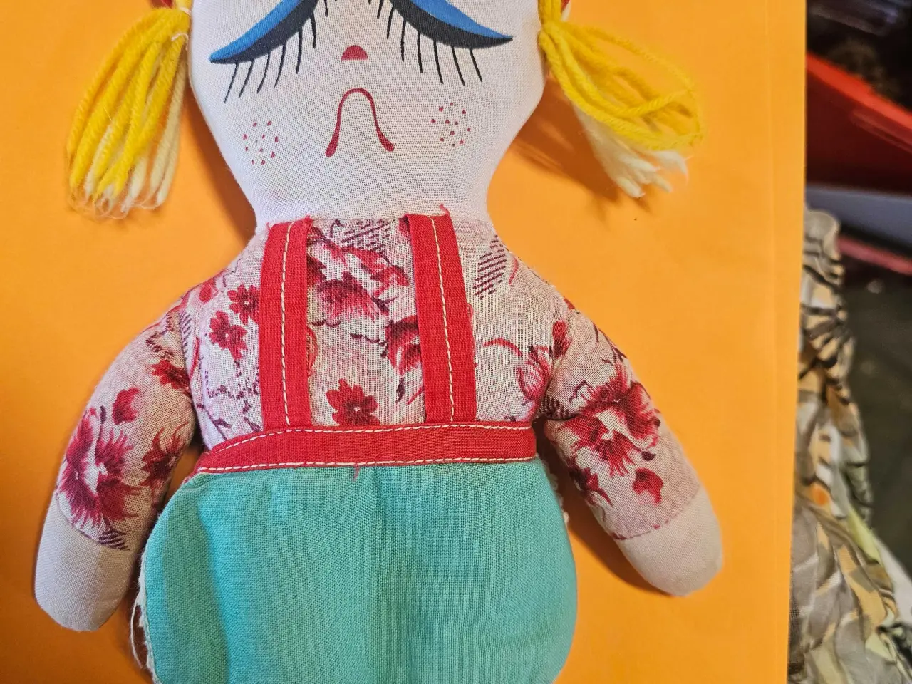 Billede 2 - Glad/Ked vintage dukke i stof