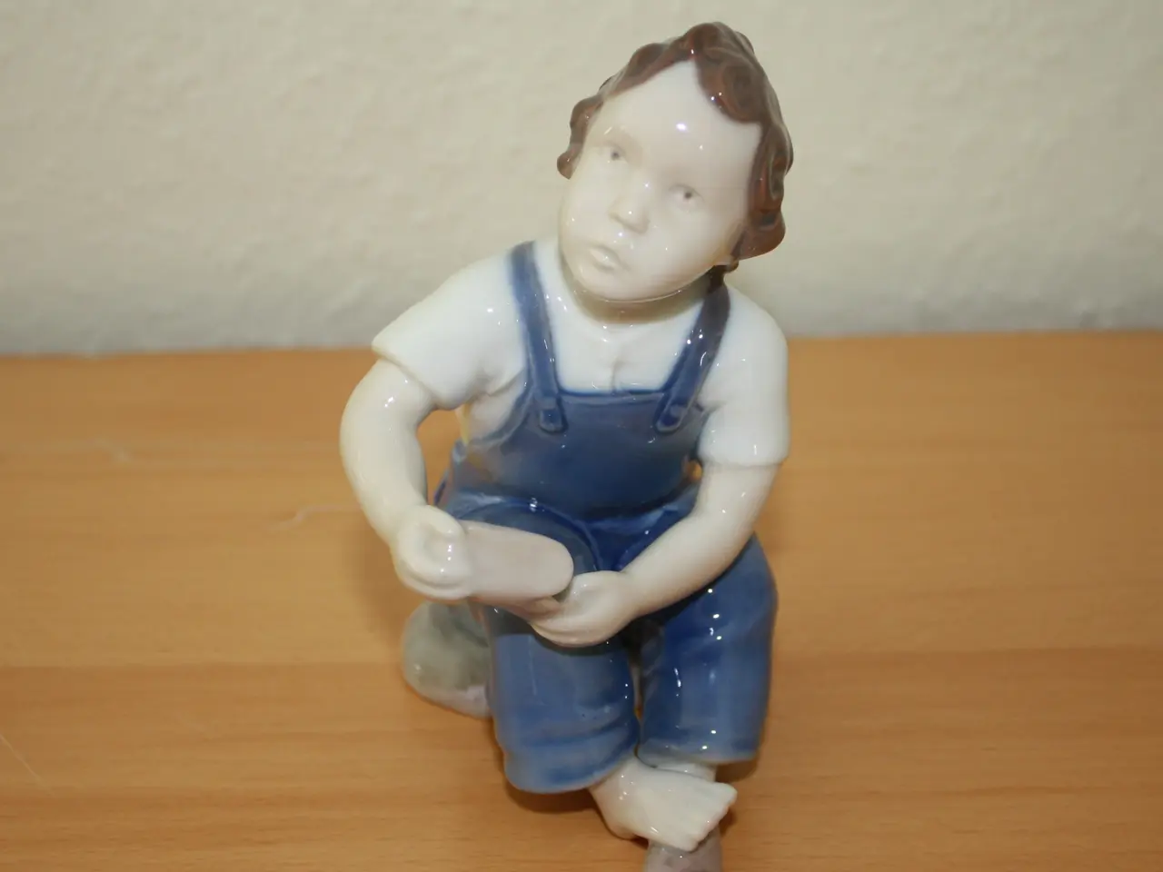 Billede 9 - Siddende dreng med én sko på, figur fra B&G