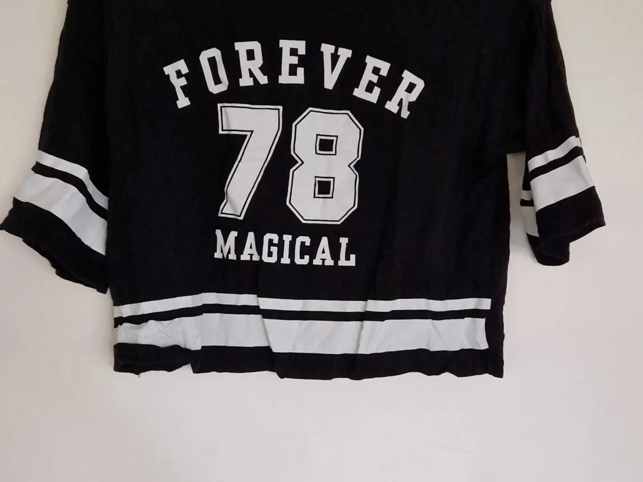 Billede 1 - Bluse med skriften Forever Magical 