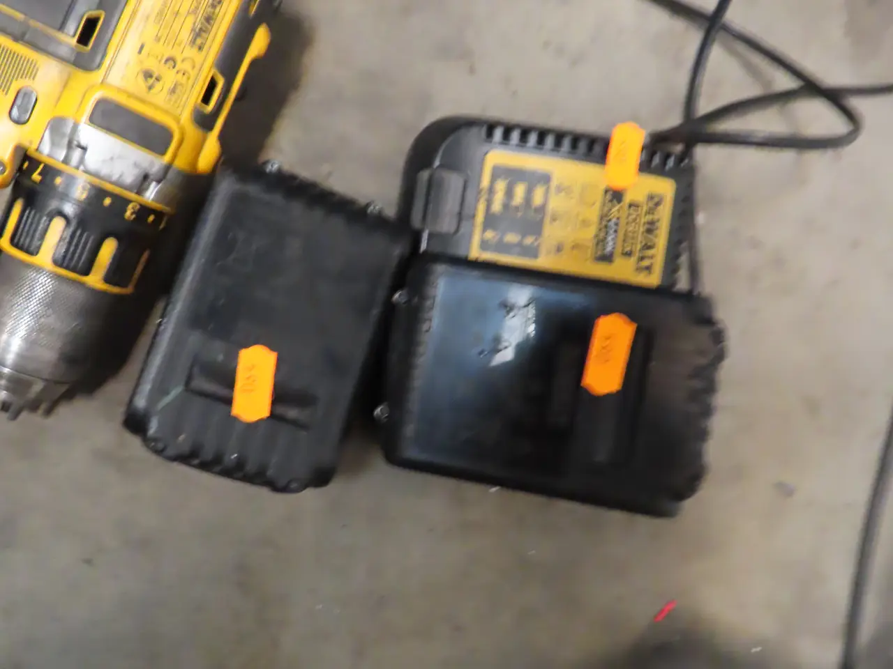 Billede 4 - 2 stk. Akku bore/skruemaskiner DEWALT DCD796, DCD790