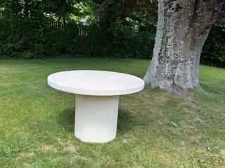 Smukt rundt havebord i fiberbeton
