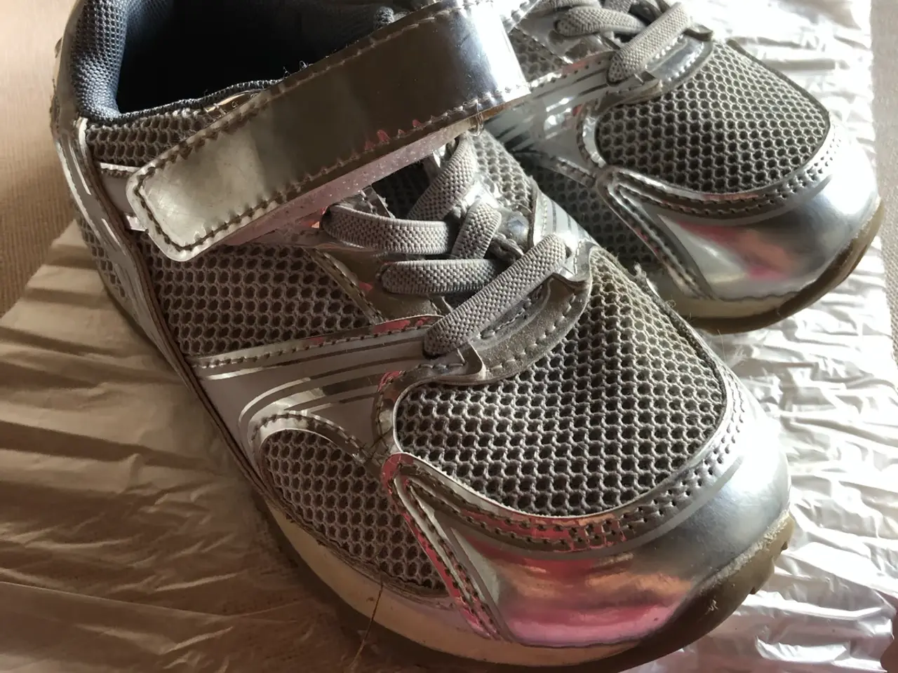Billede 1 - Pige sølv sko med Velcro 