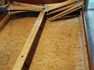 Sengeramme i teak