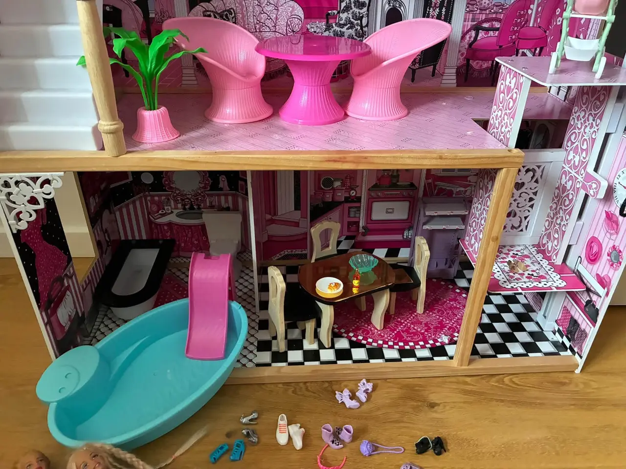 Billede 5 - Barbie hus + tilbehør 