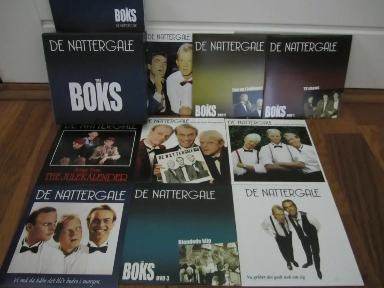 Billede 2 - DE NATTERGALE. The Boks.