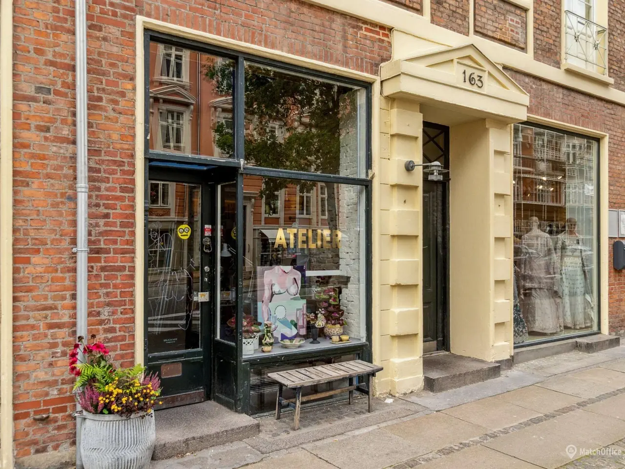 Billede 1 - Eksklusivt butikslokale på Vesterbrogade med stor facade og høj synlighed