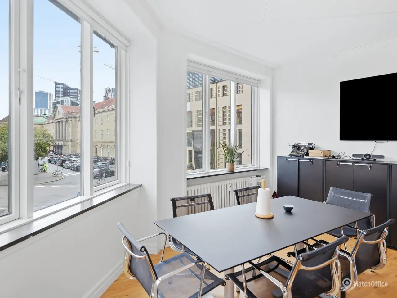 Billede 4 - Kontor med udsigt over Banegårdspladsen