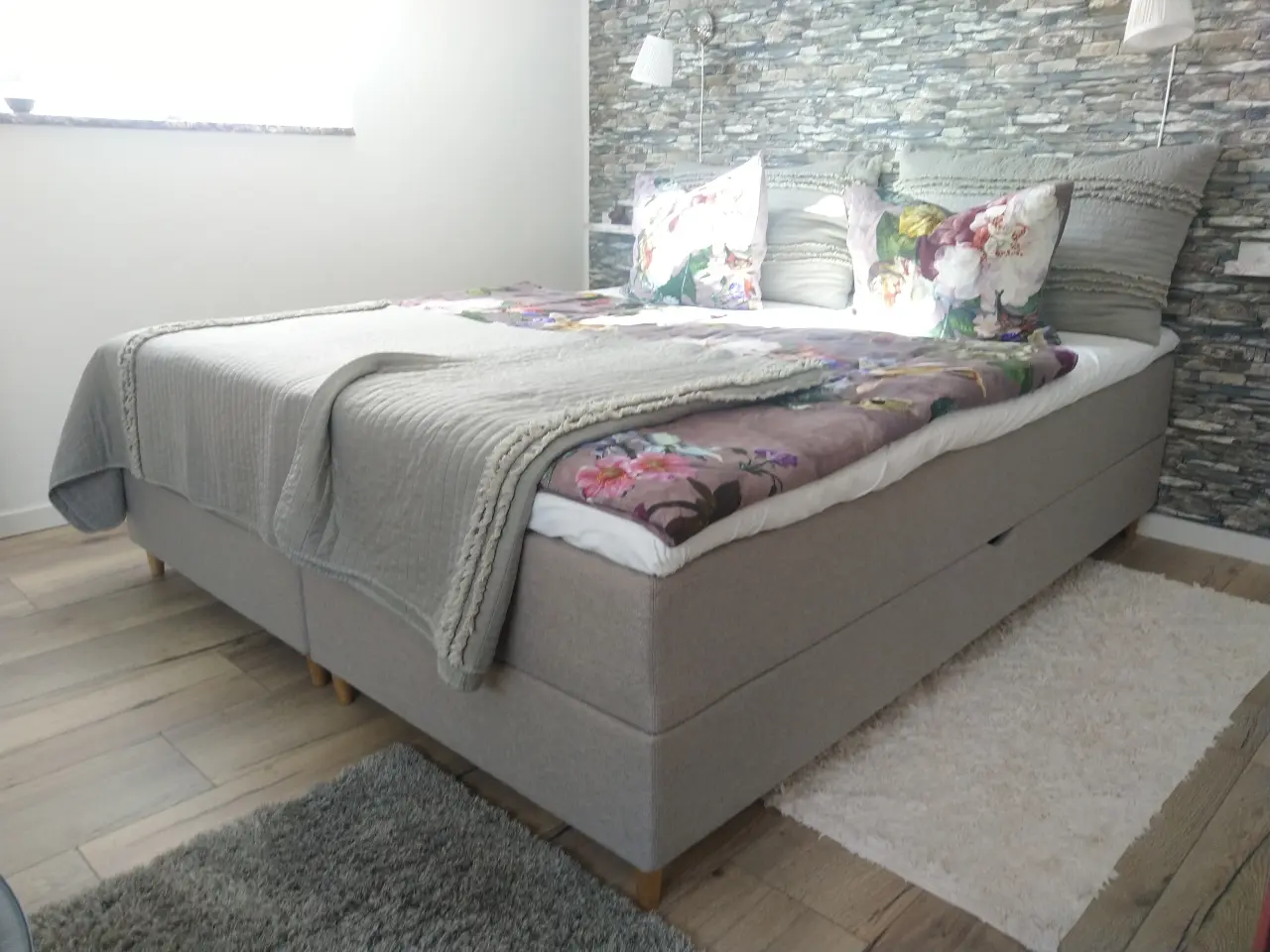 Billede 2 - Kvalitetsseng m/opbevaring inkl. topmadras (210cm)