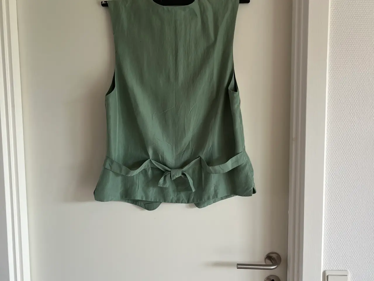Billede 1 - Vest med  bindebånd bag på.