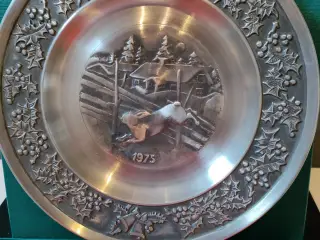 Måstad juleplatter I tin. 1975 og 1976.