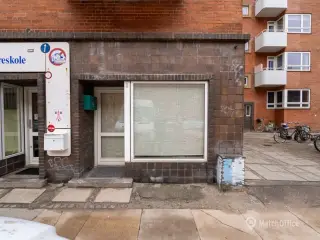 SÆLGES: Erhvervsandel med hjørneplacering og rummeligt bad – Amager
