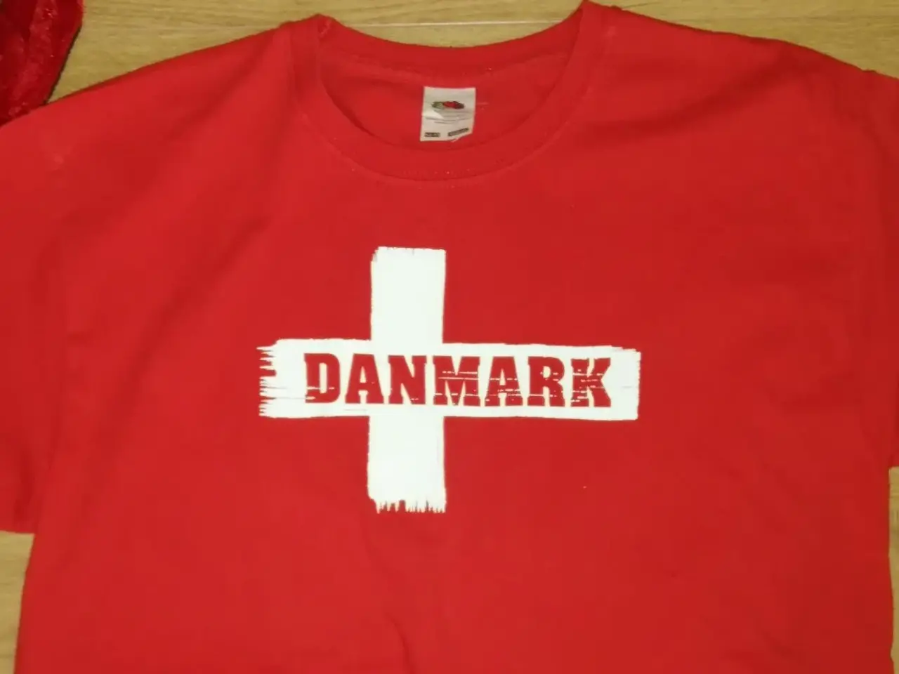 Billede 4 - 3 DANMARK FANARTIKLER, TSHIRT(12 ÅR),HALSTK. HAT