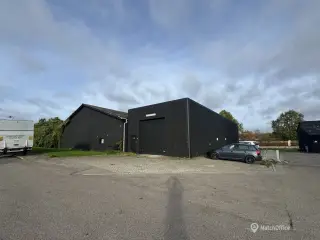 Meget synlig og ventralplaceret lager og produktionsejendom i Hørsholm.
