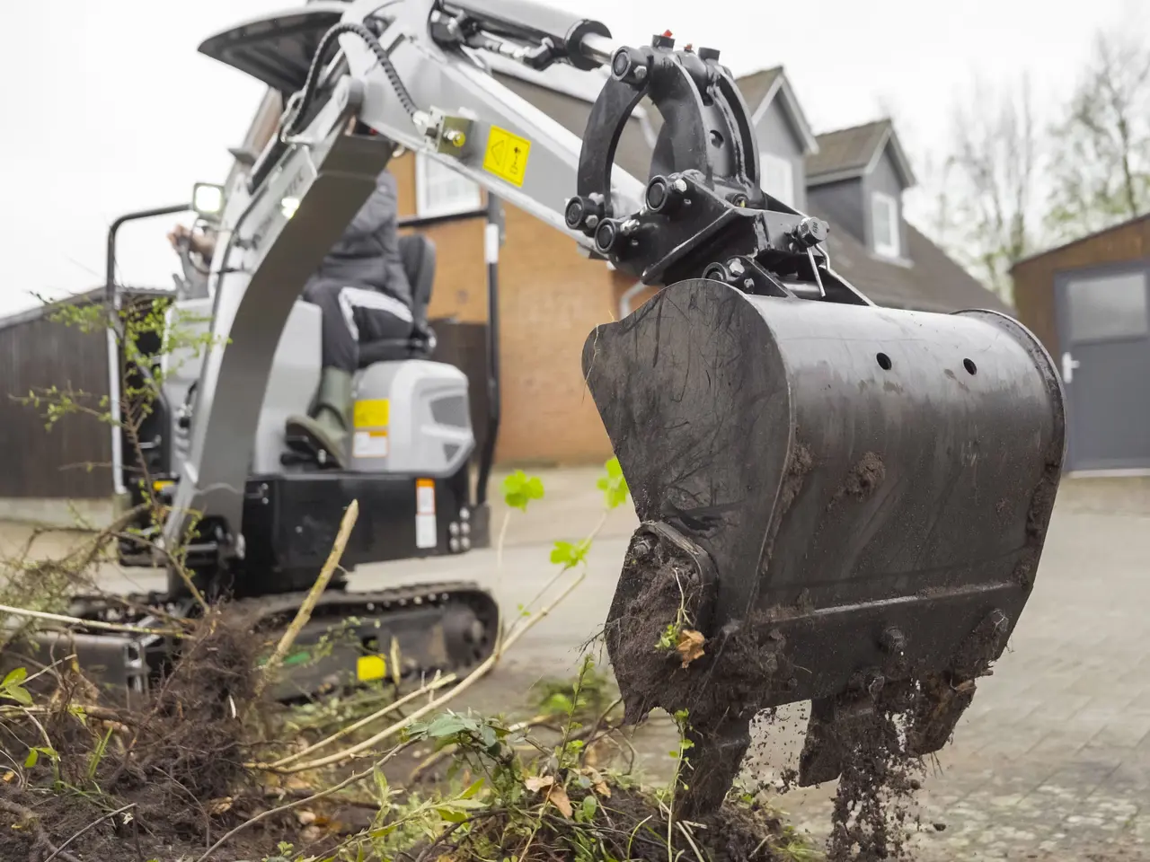 Billede 30 - Bobmaster Plus diesel minigraver - 970 kg med drejearm og justerbar undervogn, inkl. skovlsæt