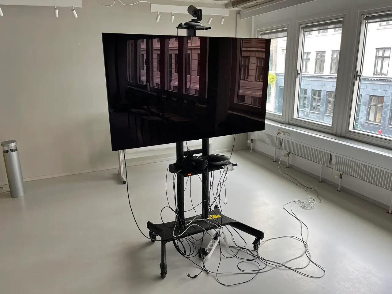 Billede 1 - 65* LG OLED Mødesetup m. Webcam og rullestativ