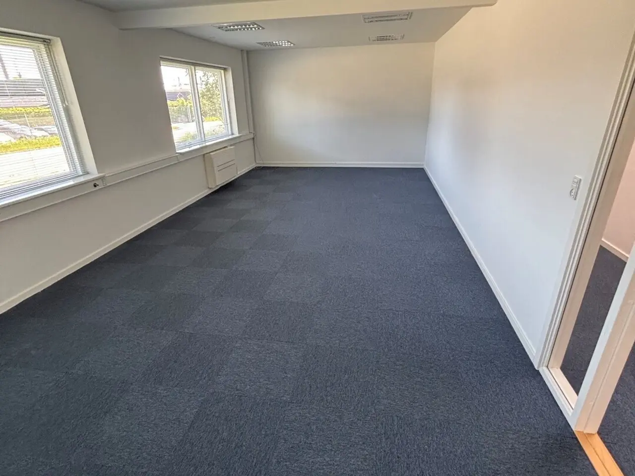 Billede 2 - Præsentabelt kontor på ca. 120 m2 og lager med værksted på ca. 160 m2 udlejes i erhvervsbygning placeret centralt i Farums erhvervsområde med kun 5 minutters kørsel til Hillerødmotorvejen.