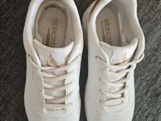 SMARTE SNEAKERS FRA SKECHERS 