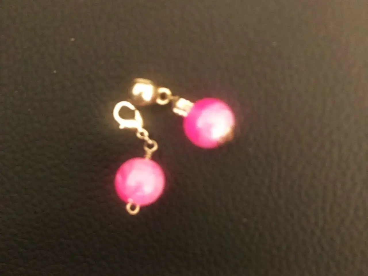 Billede 6 - Vedhæng med pink, marmoreret perle. Til armbånd.