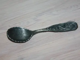 Gammel tung ske. Måske tin? Længde 19 cm