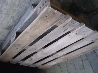 1 kasse blandet optændingsbrænde samt en palle.
