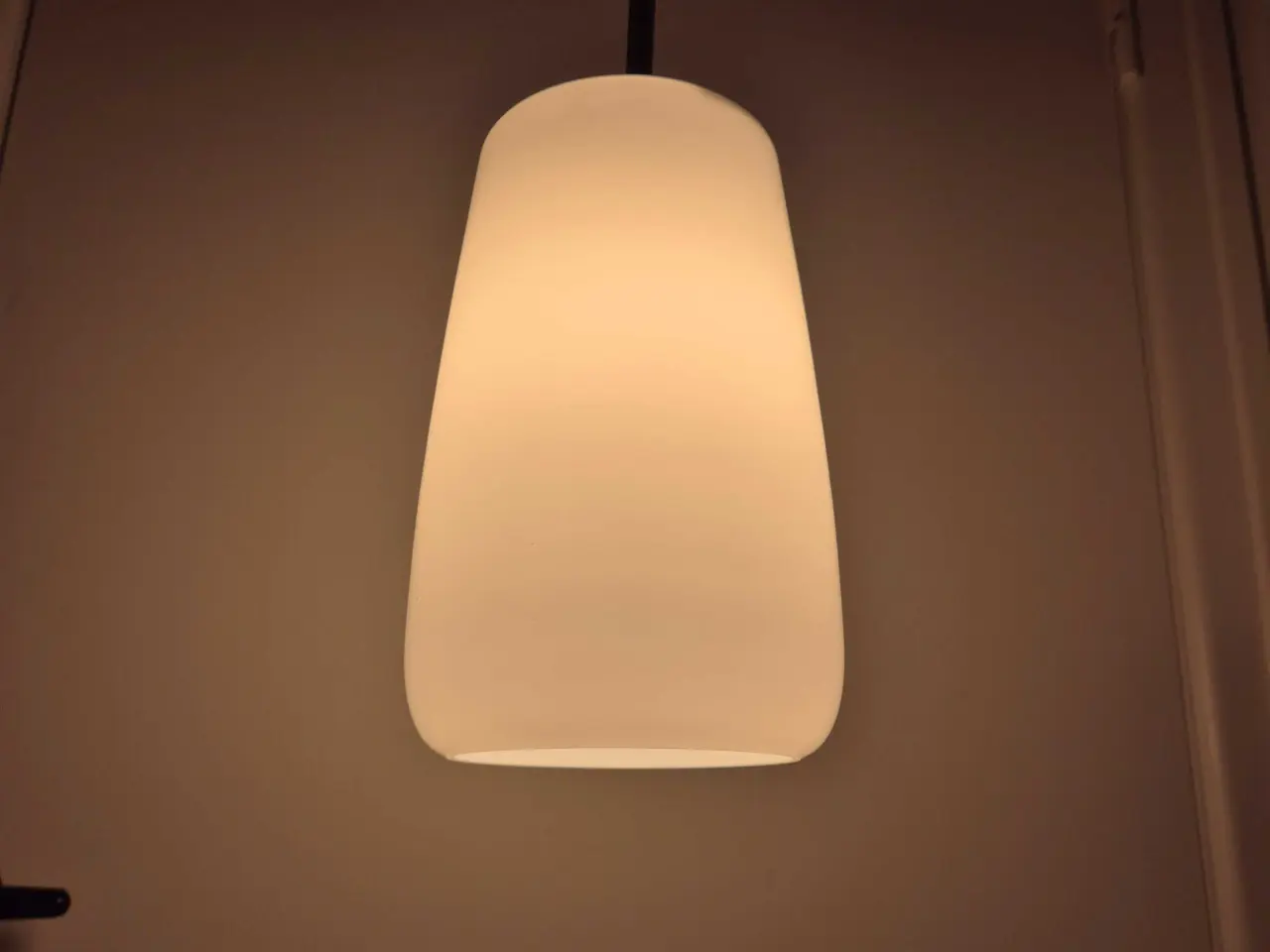 Billede 7 - Elegant retrolampel i opalglas med messingtop