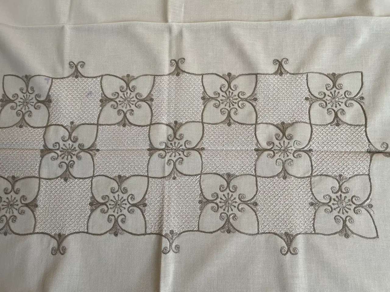 Billede 2 - Borddug 100x120 broderet