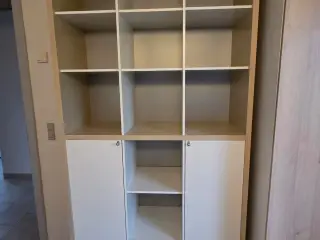 Reol med låger