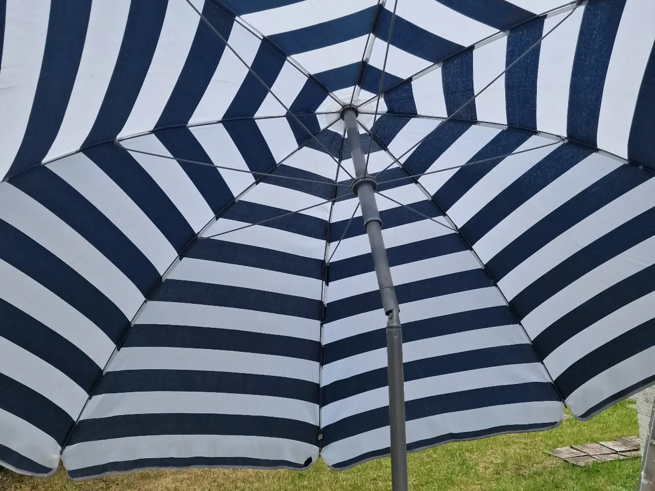 Billede 4 - Parasol med knæk