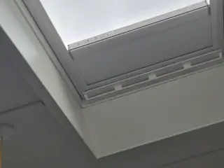 Velux solcelledrevet mørklægningsgardiner 