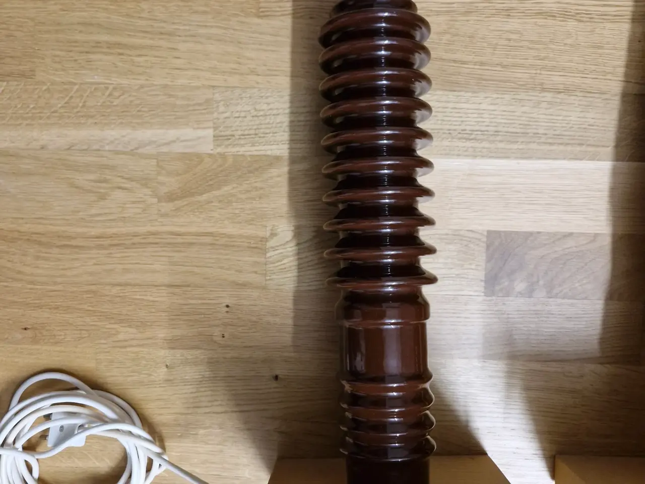Billede 3 - 2 UPCYCLEDE BORDLAMPER I PORCELÆN på træfod