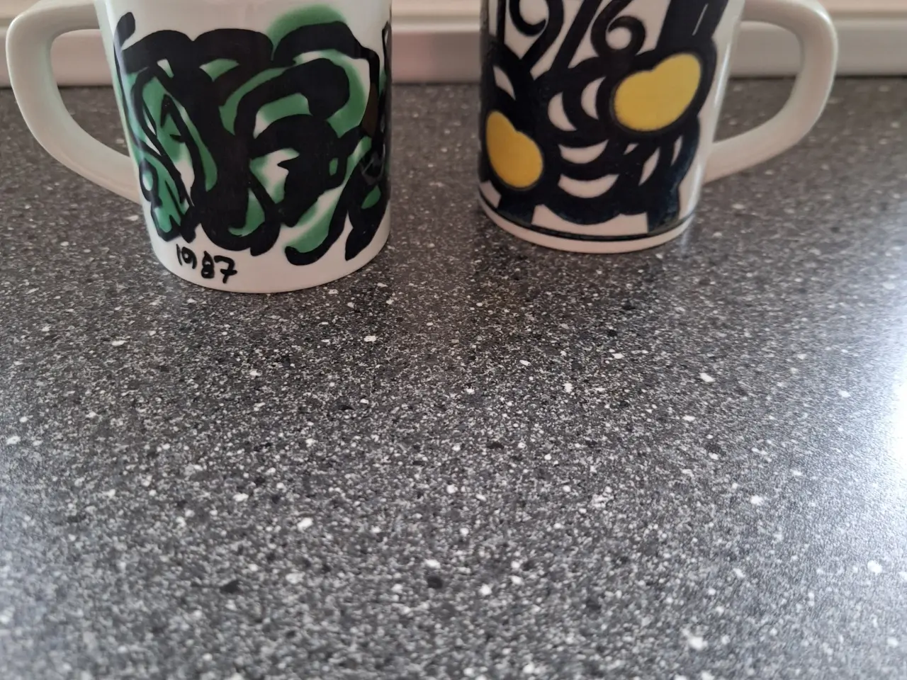 Billede 1 - årskrus 1987 og 1976