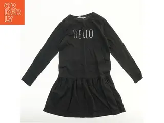 Sort kjole med tekst fra H&M (str. 140)