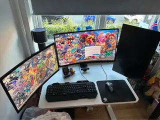 Gaming PC + 3 skærme + skærmholder - Klar til brug