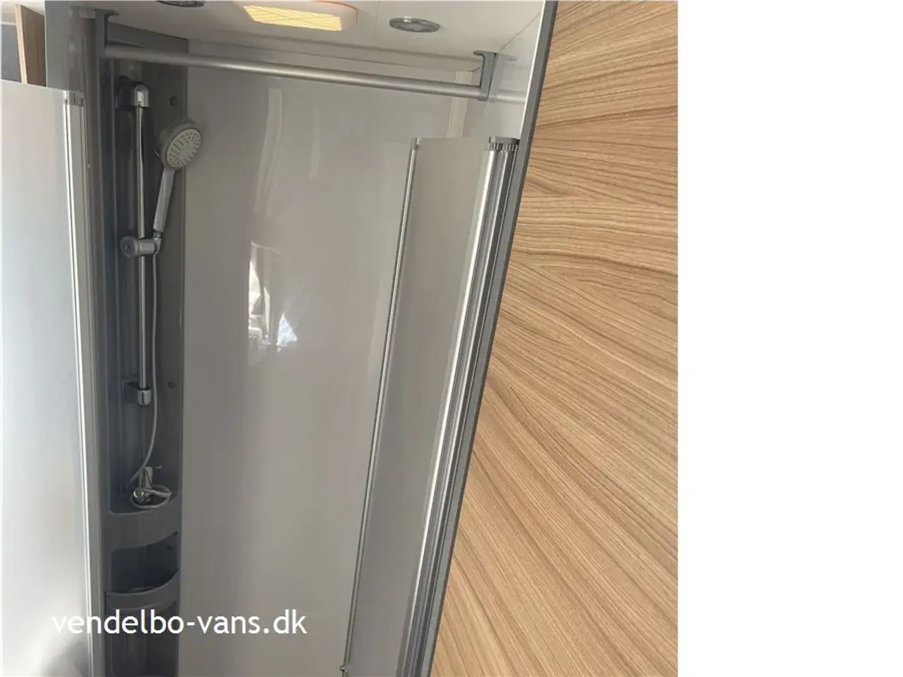 Billede 10 - 2026 - Dethleffs Just T 7052 EB - 90 Year   Enkeltsenge med 150 mm tyk 7-zoners madrasser i klimaregulerende materiale og gode liggemål på hele 215 cm