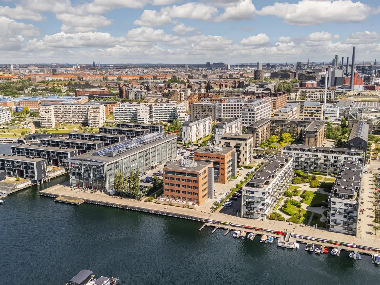 Billede 2 - Exceptionel flerbrugerejendom i første parket til vandet