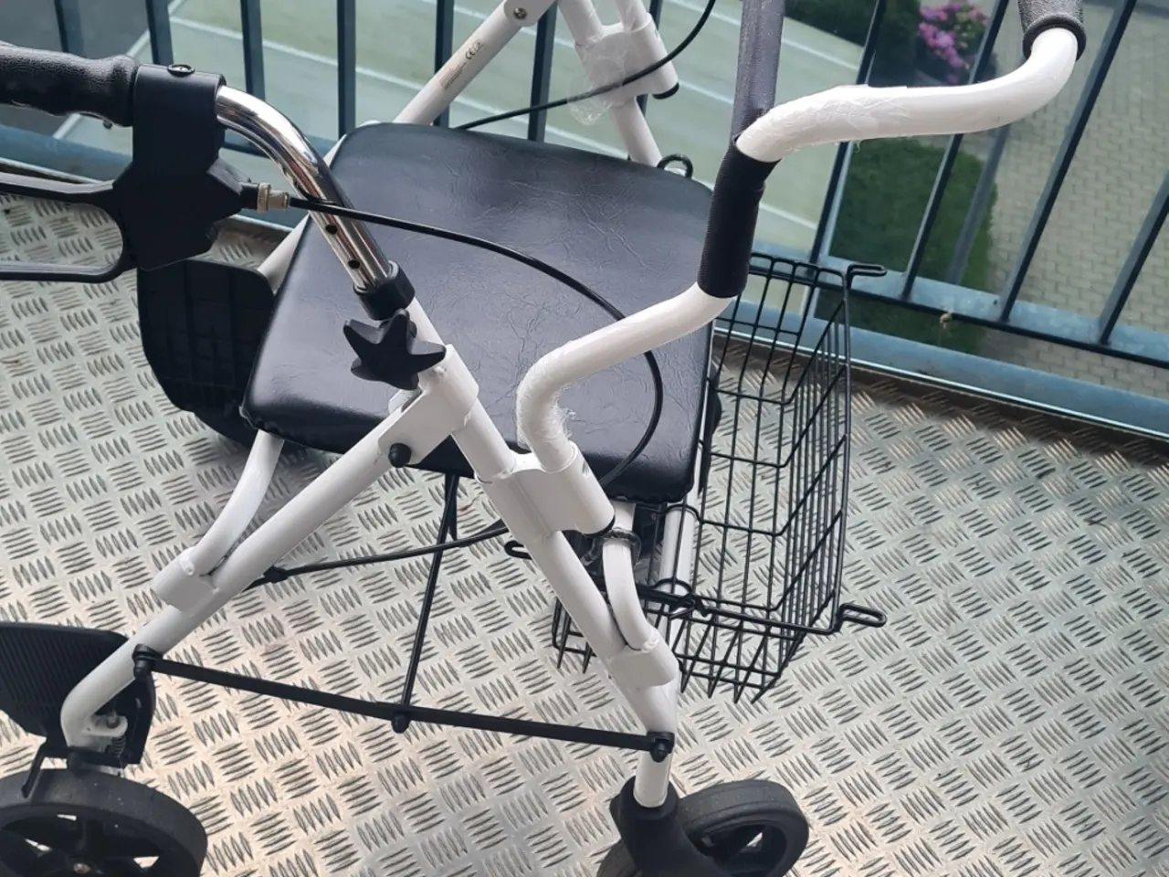 Billede 3 - Rollator med sæde og ryglæn