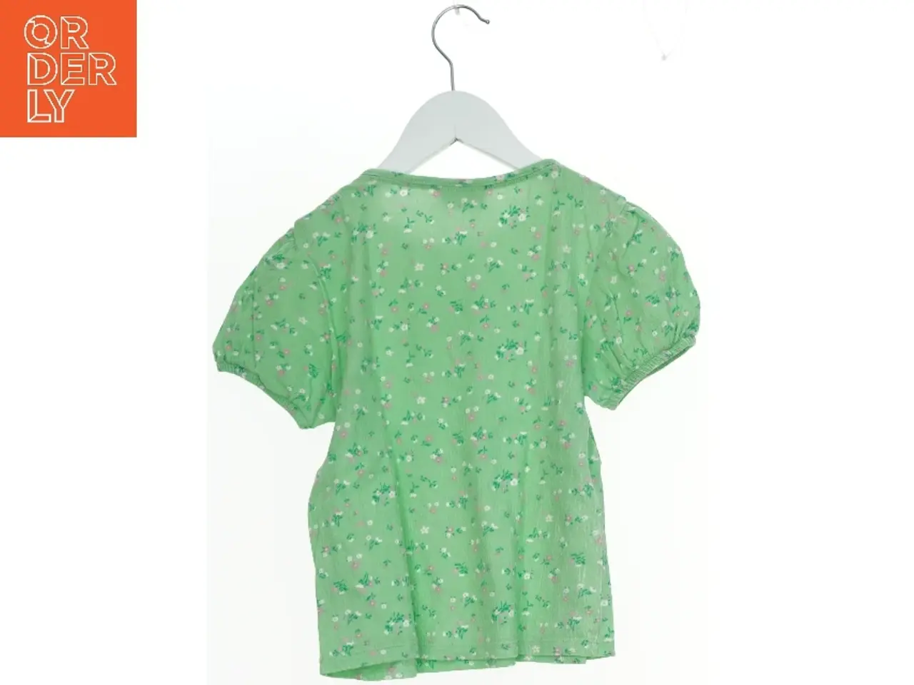 Billede 2 - Grøn bluse med blomsterprint fra KappAhl (str. 122)