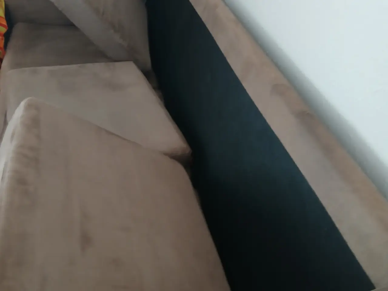 Billede 2 - tremme sofa grå, føles som ruskind/velour